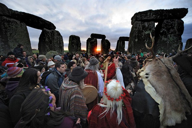 winter-solstice-at-stonehenge-sunrise